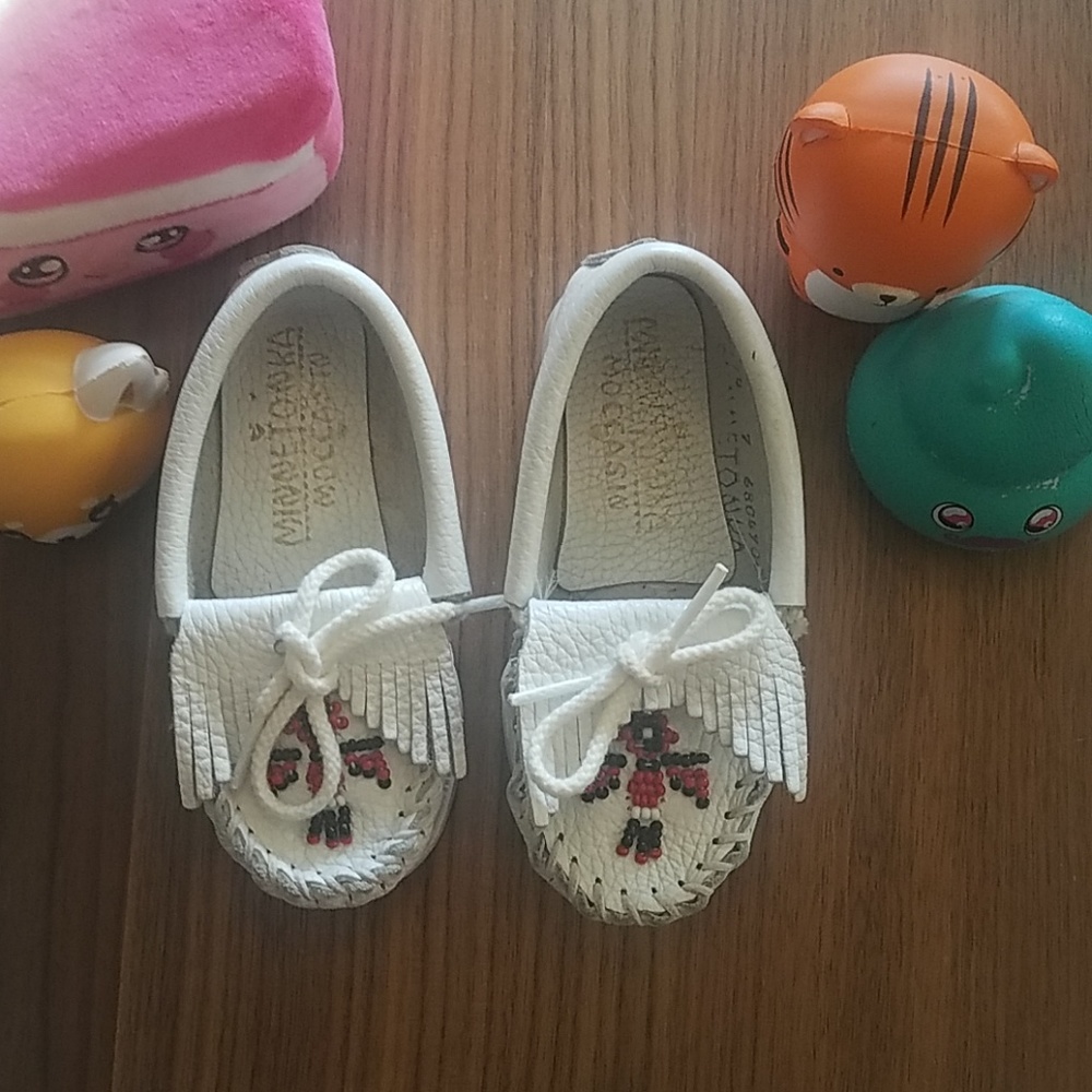Minnetonka Kids moccasins 7 White beaded shoes